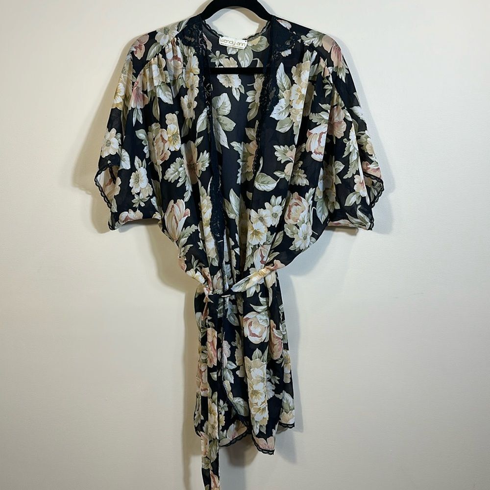 Wendy Ann Vintage Imported Fabric Lace Black Floral Robe Kimono Fits XS/S Read